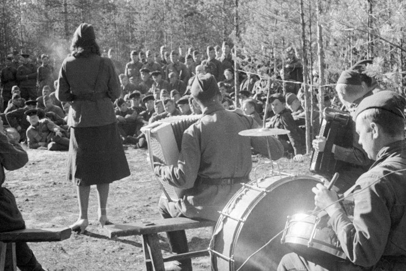Концертная бригада на фронте. 1942 г.