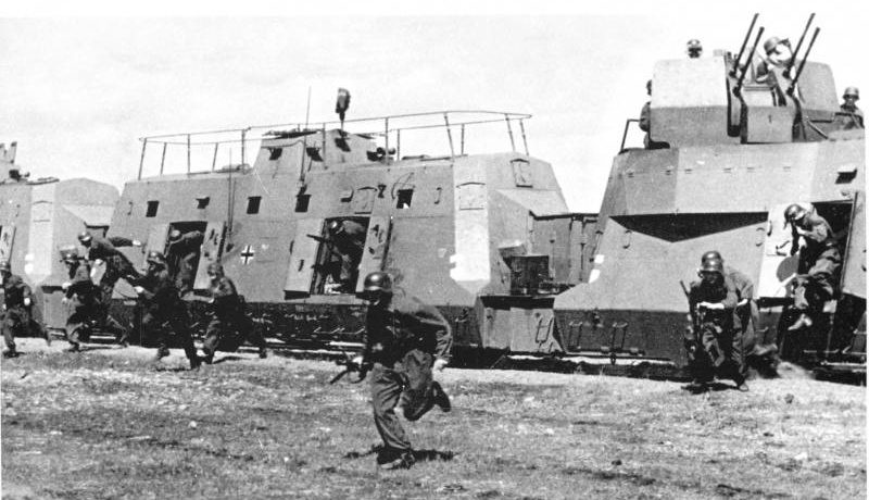 Высадка десанта из бронепоезда. 1941 г. 