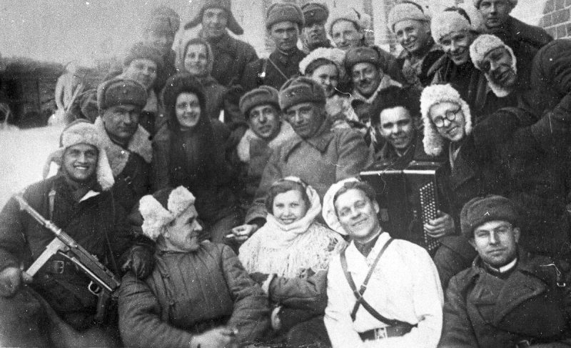 Театральная бригада с бойцами РККА. 1942 г.