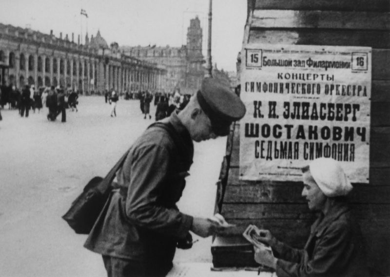 Продажа билетов на концерт симфонического оркестра в блокадном Ленинграде. 1942 г.