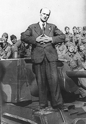 Павел Андреев выступает перед бойцами РККА. 1942 г. 
