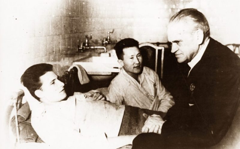 Актер, режиссер, народный артист СССР М.М. Тарханов в госпитале с ранеными. 1942 г.