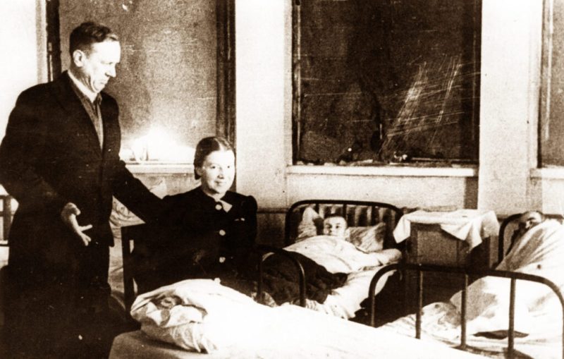 Актеры Н. А. Белевцева и В. Д. Савельев выступают в больничной палате. 1942 г.