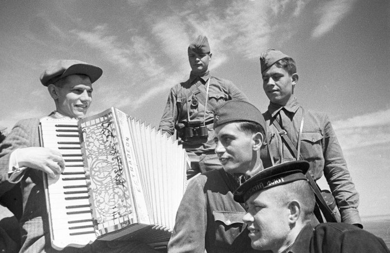 Артист ростовского Театра миниатюр, аккордеонист Ю. Галкин, играет для бойцов. 1942 г. 