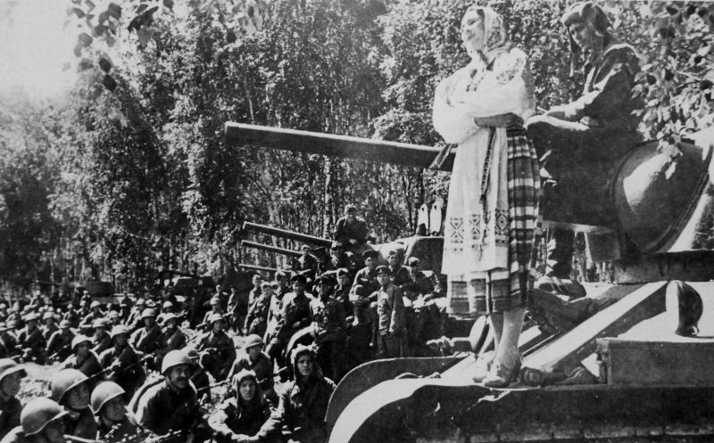 Лариса Александровская выступает перед бойцами Красной Армии. Калининский фронт, 1942 г.