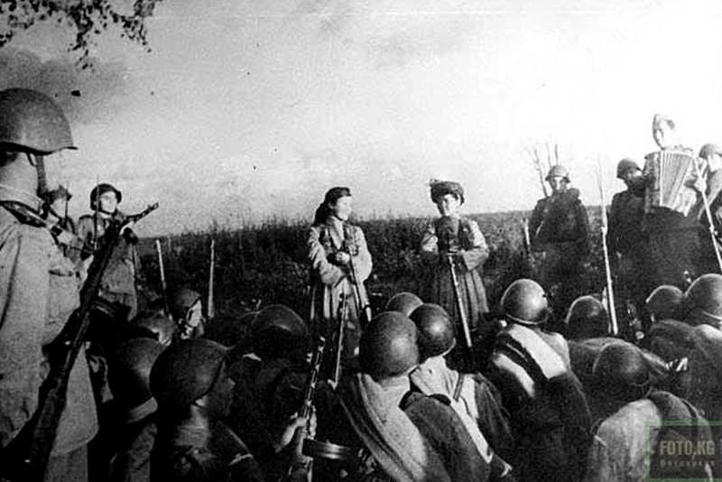 Артистки из Киргизии выступают перед бойцами Панфиловской дивизии на Северо-Западном фронте. 1942 г.