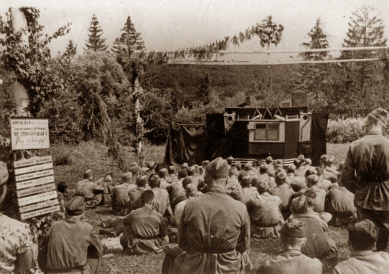 Солдаты в ожидании начала кукольного спектакля Театра имени Образцова. 1942 г.