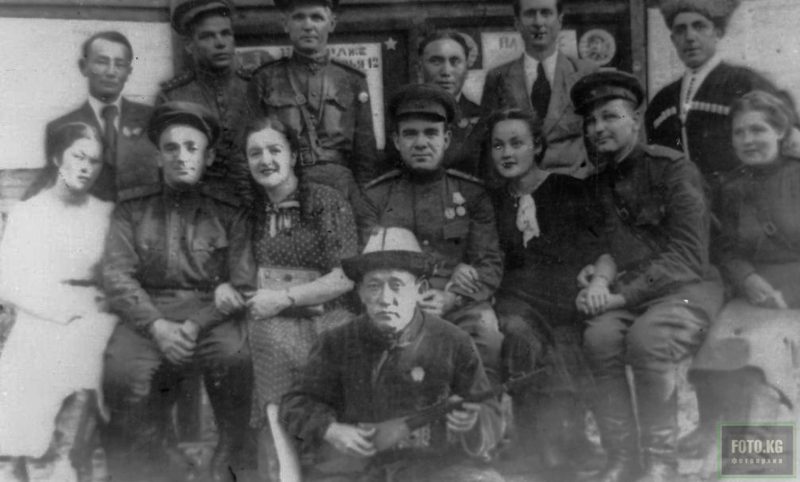 Киргизские артисты на фронте. 1942 г.