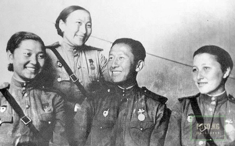 Киргизские артисты на фронте. 1942 г.