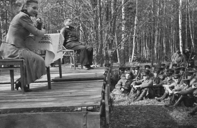 Фронтовая бригада артистов МХАТ СССР на Западном фронте в районе Малоярославца. 1942 г.