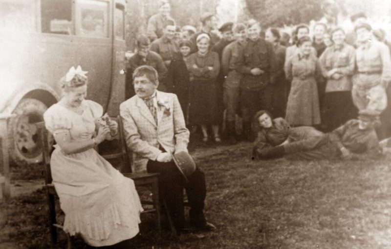 Актеры МХАТа Анастасия Зуева и Николай Дорохин. Западный фронт, 1942 г.