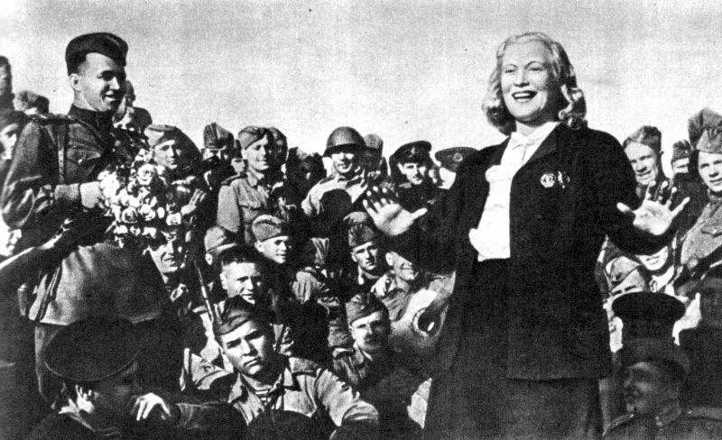 Киноактриса Любовь Орлова выступает перед солдатами на фронте. 1944 г. 