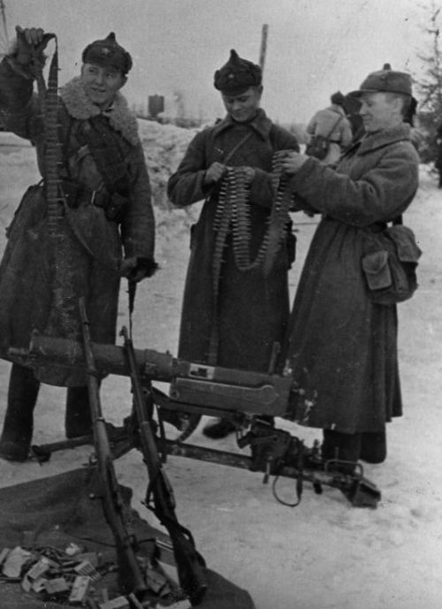 Советские пограничники осматривают трофейное финское оружие. 1939 г.