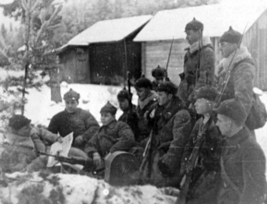 Проведение политинформации среди пограничников во время Зимней войны. 1940 г.
