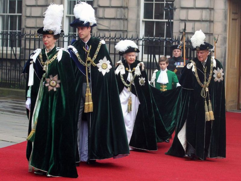 Члены британской королевской семьи в мантиях, шляпах и знаках ордена Чертополоха.