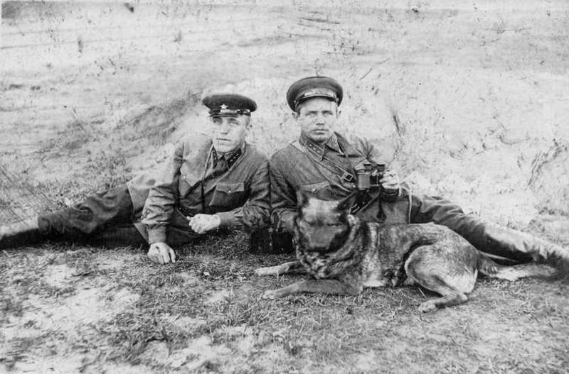 Вожатые собак со своим питомцем. 1940 г. 
