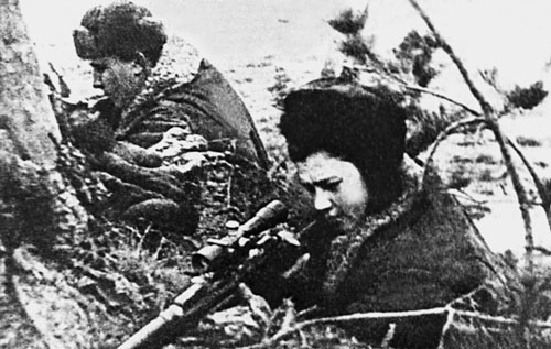 Снайпера-пограничники Н. З. Осипенко и А. Зотов на позиции. 1942 г.