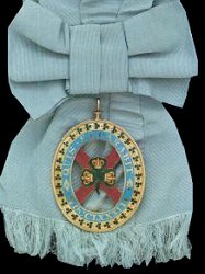 Знак ордена Святого Патрика на банте, носимый на чрезплечной ленте.