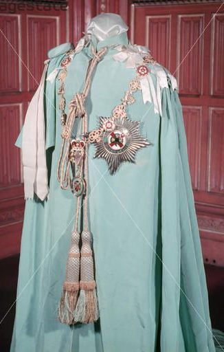 Мантия со знаками ордена Святого Патрика из голубого атласа с вышитой на ней звездой Ордена.