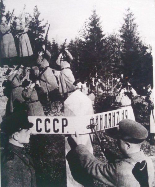 Советские пограничники салютуют в связи с выходом на советско-финскую границу. 1944 г.