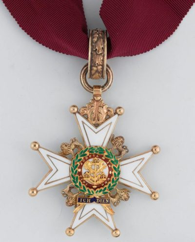 Командорский знак ордена Бани на шейной ленте.