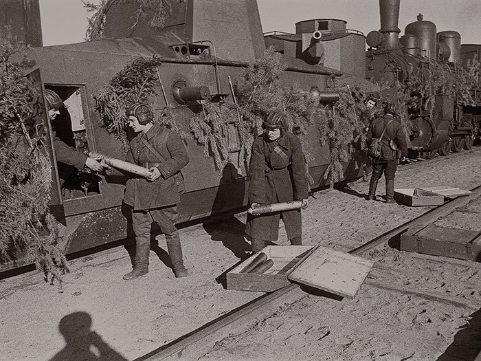 Погрузка снарядов в бронепоезд. 1942 г.