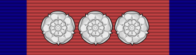 Орденская планка с тремя розетками повторного награждения.