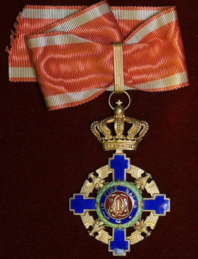 Большой офицерский Крест ордена «Звезда Румынии» носился с нагрудной восьмиконечной звездой на шейной ленте.