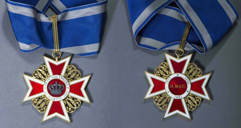 Аверс и реверс знака Командорского Креста Ордена Короны Румынии на шейной ленте до 1932 г.