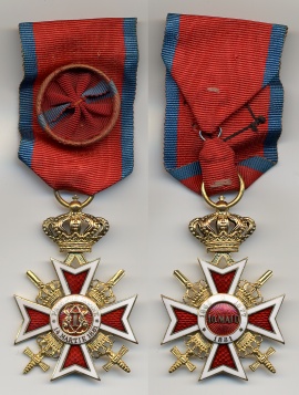 Аверс и реверс Офицерского Креста с мечами Ордена Короны Румынии образца 1932 г. с военной лентой за боевые заслуги. 