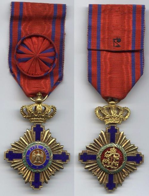 Аверс и реверс Офицерского Креста ордена «Звезда Румынии» (образца до 1932 г.) носился на грудной колодке с розеткой с правой стороны груди.