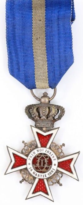 Знак Рыцарского Креста Ордена Короны образца 1932 г. с военной лентой.