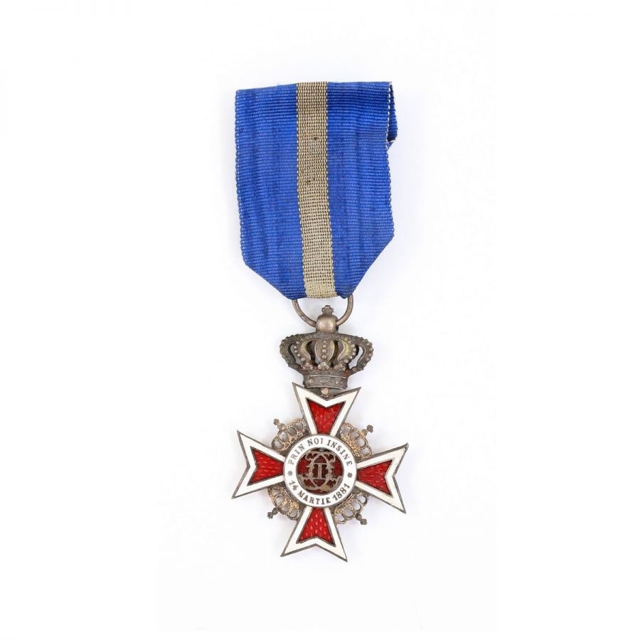 Знак Рыцарского Креста Ордена Короны образца 1932 г. с военной лентой.