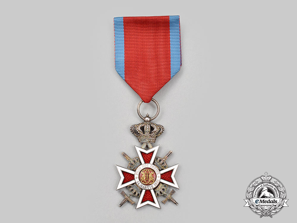 Аверс и реверс Рыцарского Креста с мечами Ордена Короны образца 1932 г. с военной лентой за боевые заслуги. 