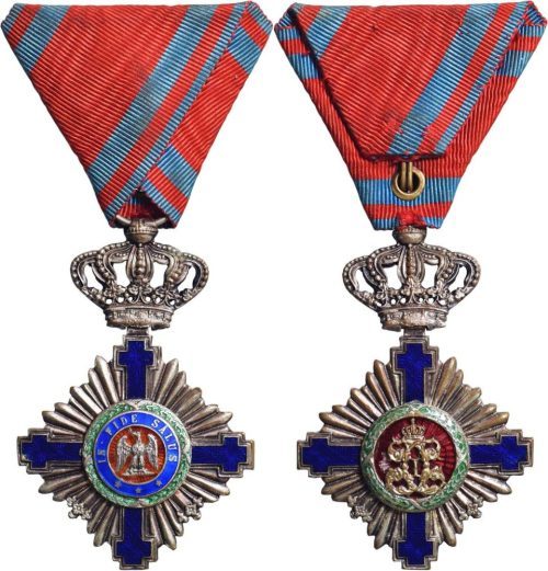 Рыцарский Крест ордена «Звезда Румынии» (образца до 1932 г.) носился на грудной колодке с правой стороны груди.