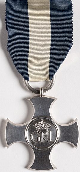 Аверс и реверс креста «За выдающиеся заслуги».