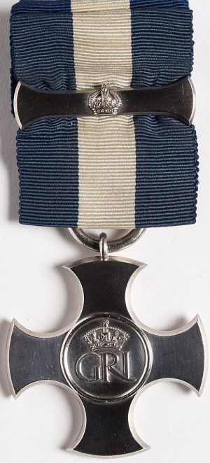 Крест «За выдающиеся заслуги» с планкой повторного награждения.