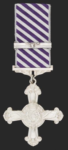 Крест «За выдающиеся летные заслуги» с планкой повторного награждения.
