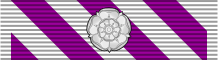 Орденская планка креста «За выдающиеся летные заслуги» с розеткой повторного награждения.