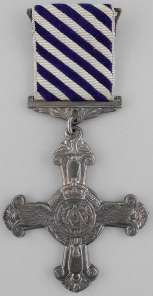 Аверс и реверс креста «За выдающиеся летные заслуги» с обновленной орденской лентой.