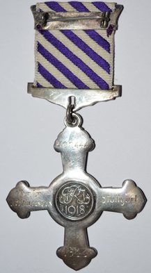 Аверс и реверс креста «За выдающиеся летные заслуги» с обновленной орденской лентой.