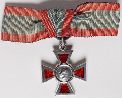Аверс и реверс Королевского Красного Креста II степени.