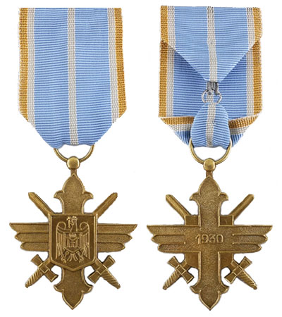 Аверс и реверс «Золотого креста» ордена «Авиационная доблесть» с мечами. 