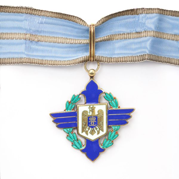 Аверс и реверс знака Командора ордена «Авиационная доблесть». 