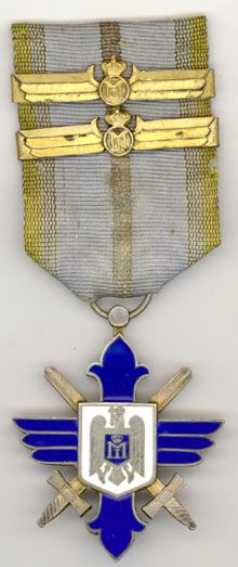 Знак Рыцаря с планками и мечами ордена «Авиационная доблесть». 