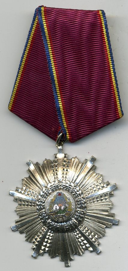 Аверс и реверс ордена «23 августа» 4-й степени.