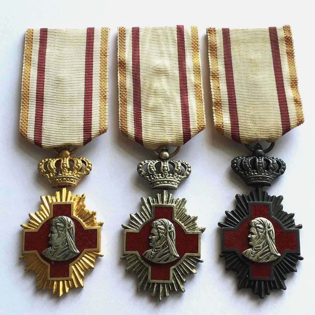 Кресты «За медицинские заслуги» I, II и III степени с лентой военного времени.
