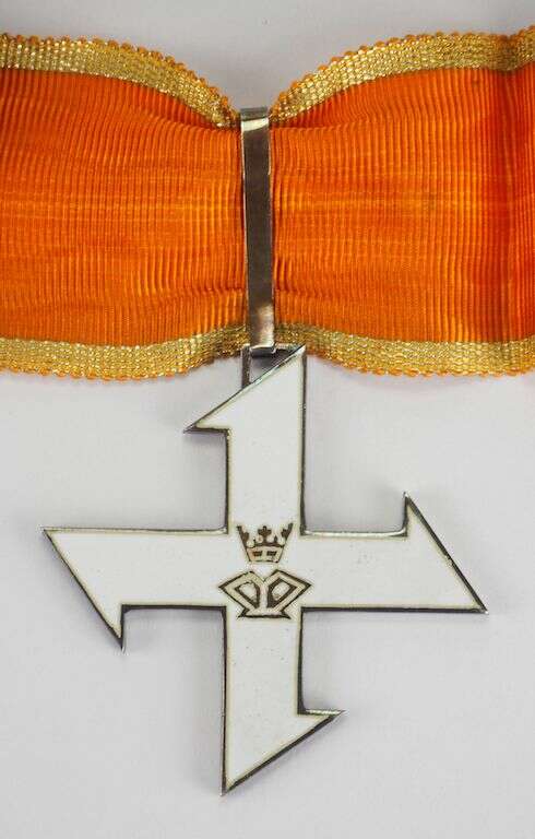 Аверс и реверс Креста Королевы Марии 1-й степени с «военной» лентой.