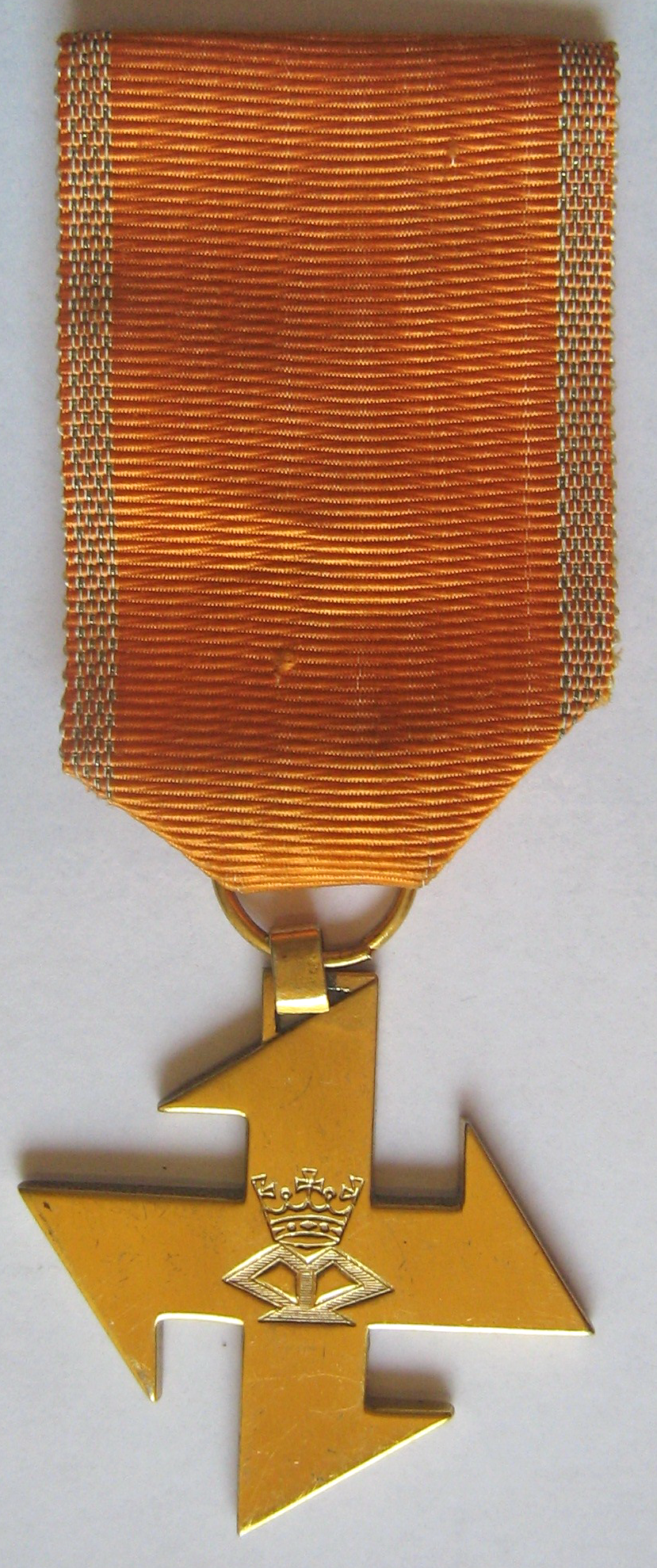 Крест Королевы Марии 2-я степени с «военной» лентой.