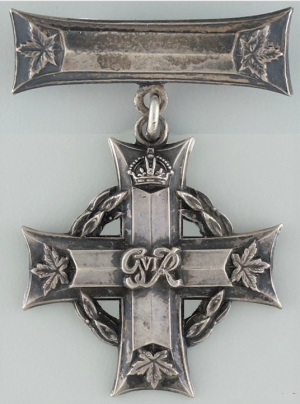 Мемориальный крест на колодке.